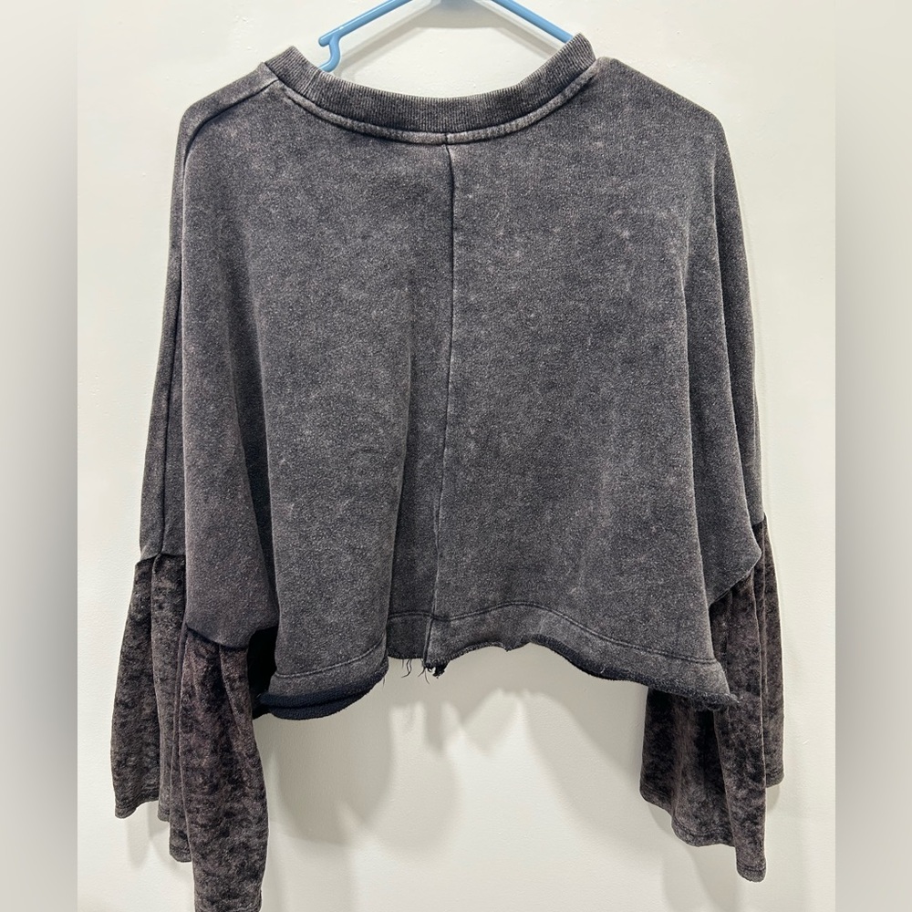 Free People Sweater Size Small Grey Flare Bell Sleeve Cropped Long Sleeve - Picture 5 of 6